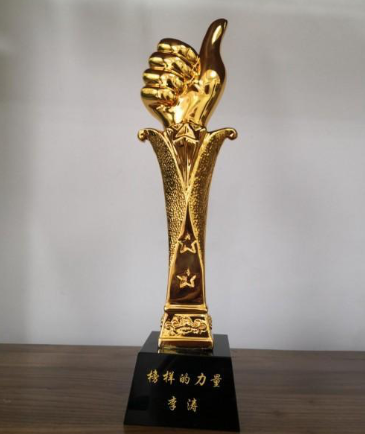 桌子上有个花瓶
描述已自动生成