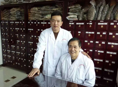 图片包含 人, 室内, 男人, 桌子
描述已自动生成