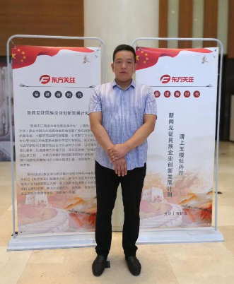 图片包含 男人, 室内, 站, 前
描述已自动生成